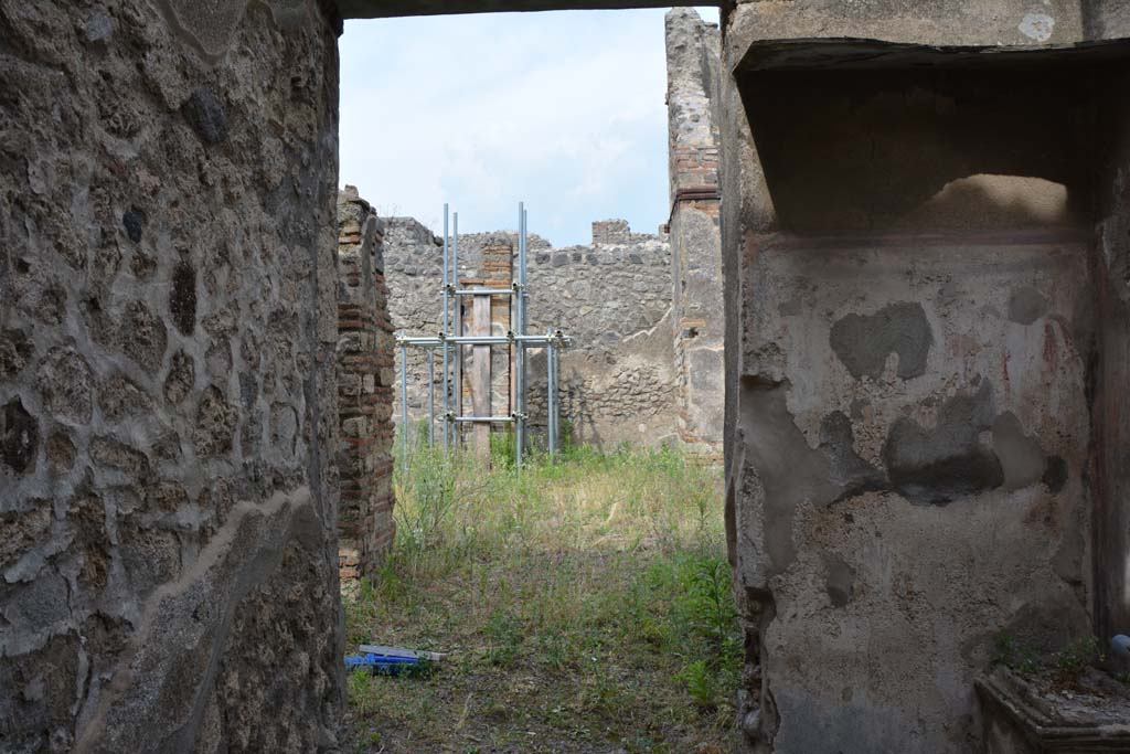 IX.5.2/22 Pompeii. May 2017. Looking east across Corridor �w�, from entrance doorway.
Foto Christian Beck, ERC Grant 681269 D�COR.
