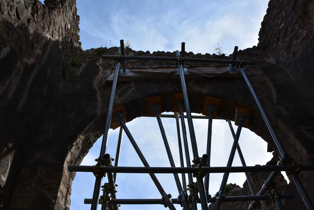 IX.5.2 Pompeii. March 2017. Room �s�, high arched entrance to kitchen area.
Foto Christian Beck, ERC Grant 681269 D�COR.
