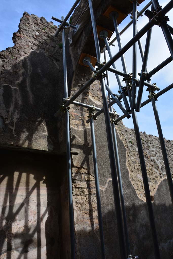IX.5.2 Pompeii. March 2017. Room �s�, looking towards east wall on south side of household shrine. 
Foto Christian Beck, ERC Grant 681269 D�COR.
