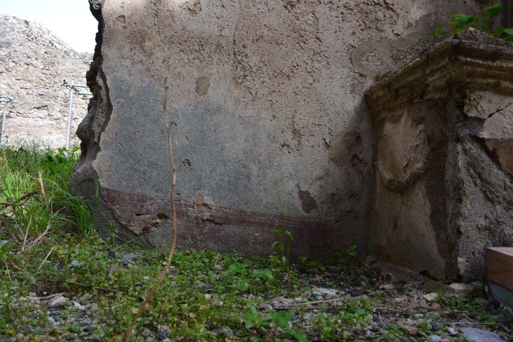 IX.5.2 Pompeii. March 2017. Room �w�, looking east towards lower wall near altar in kitchen area.
Foto Christian Beck, ERC Grant 681269 D�COR.

