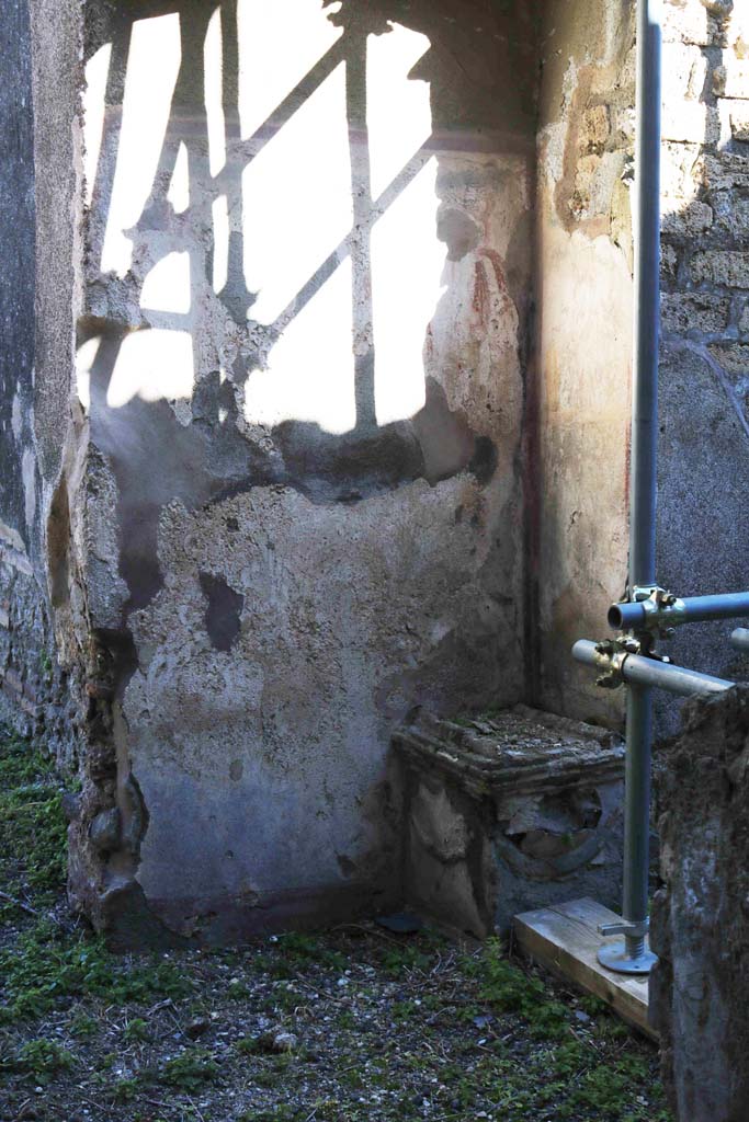 IX.5.2/22 Pompeii. February 2020. 
Looking east from entrance doorway at IX.5.22 towards lararium in corridor �w�.
Photo courtesy of Aude Durand.



