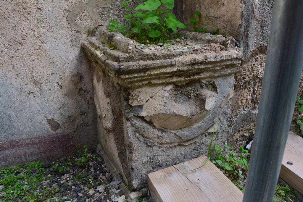 IX.5.2 Pompeii. March 2017. Room �w�, altar on south side of shrine in kitchen area.
Foto Christian Beck, ERC Grant 681269 D�COR.


