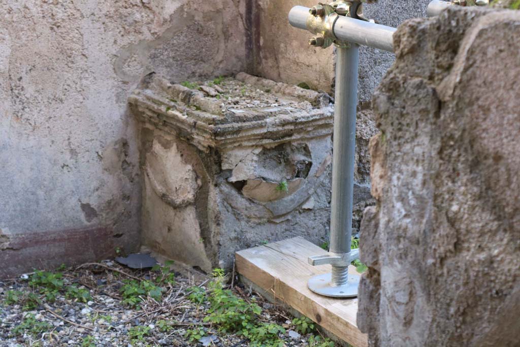 IX.5.2/22 Pompeii. February 2020. Room �w�.
Looking east from entrance doorway at IX.5.22 with detail of altar. Photo courtesy of Aude Durand.

