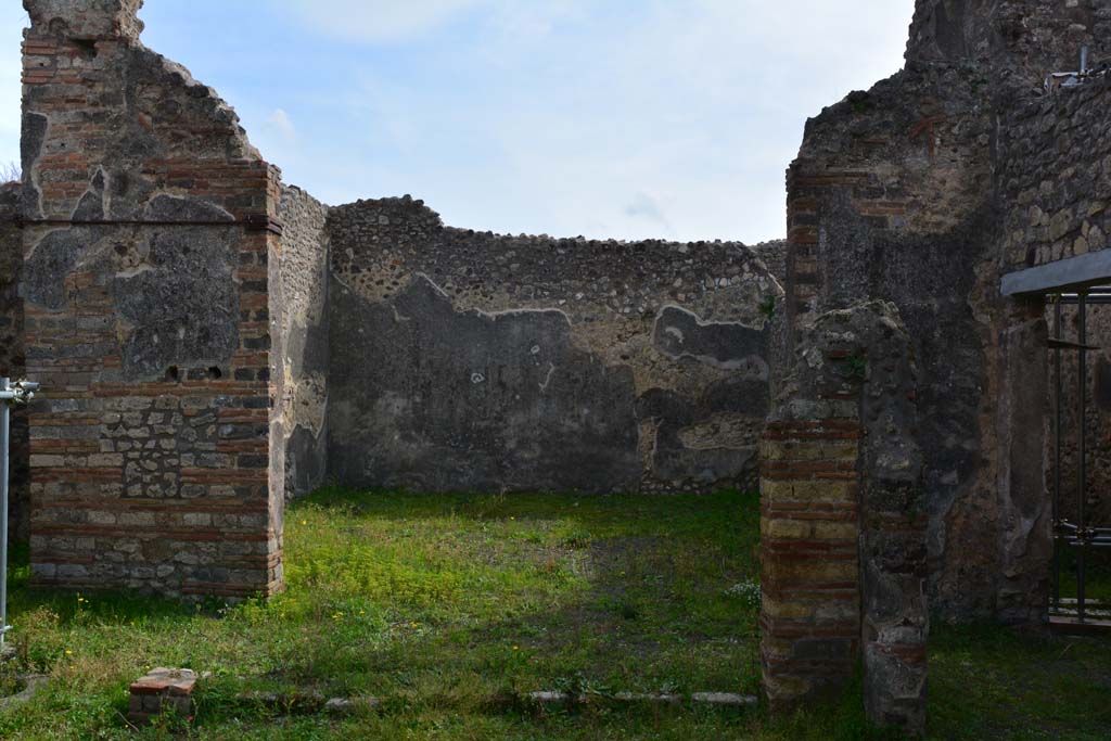 IX.5.2 Pompeii. March 2017. Room �v�, looking south from peristyle �p�, towards doorway.
Foto Christian Beck, ERC Grant 681269 D�COR.
