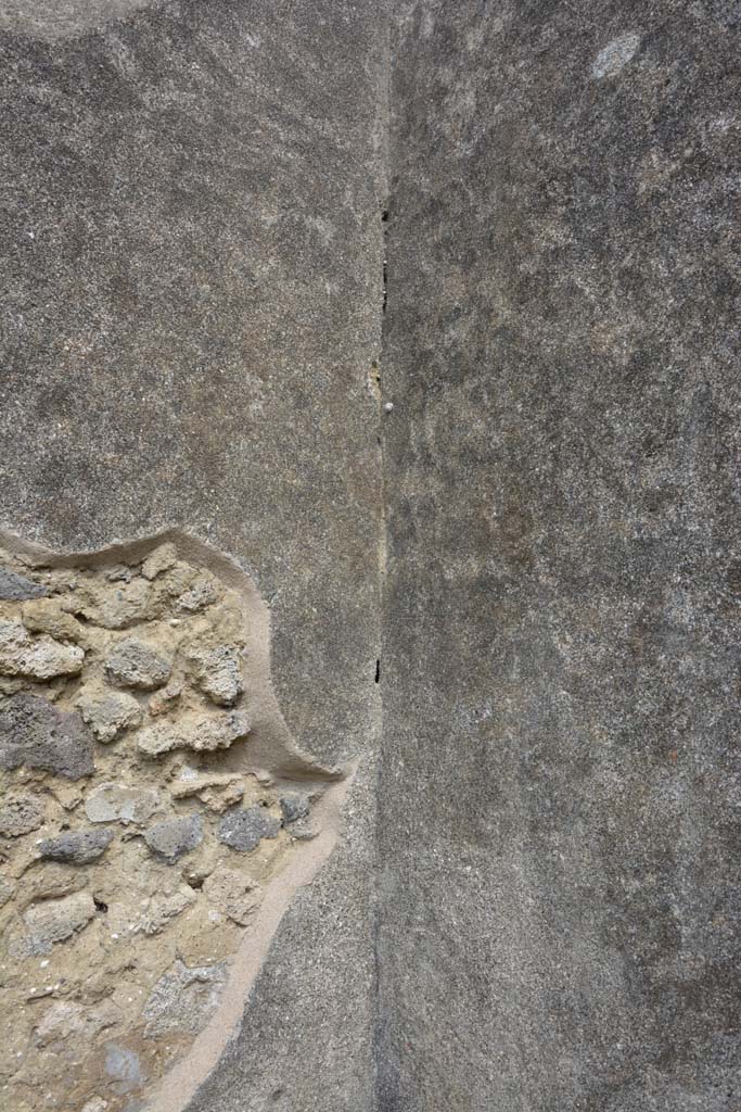 IX.5.2 Pompeii. May 2017. Room �v�, south-east corner.
Foto Christian Beck, ERC Grant 681269 D�COR.
