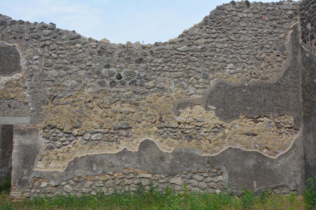 IX.5.2 Pompeii. May 2017. Room �v�, detail of east wall.
Foto Christian Beck, ERC Grant 681269 D�COR.
