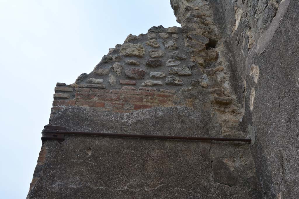 IX.5.2 Pompeii. May 2017. Room �v�, upper north wall in north-east corner.
Foto Christian Beck, ERC Grant 681269 D�COR.
