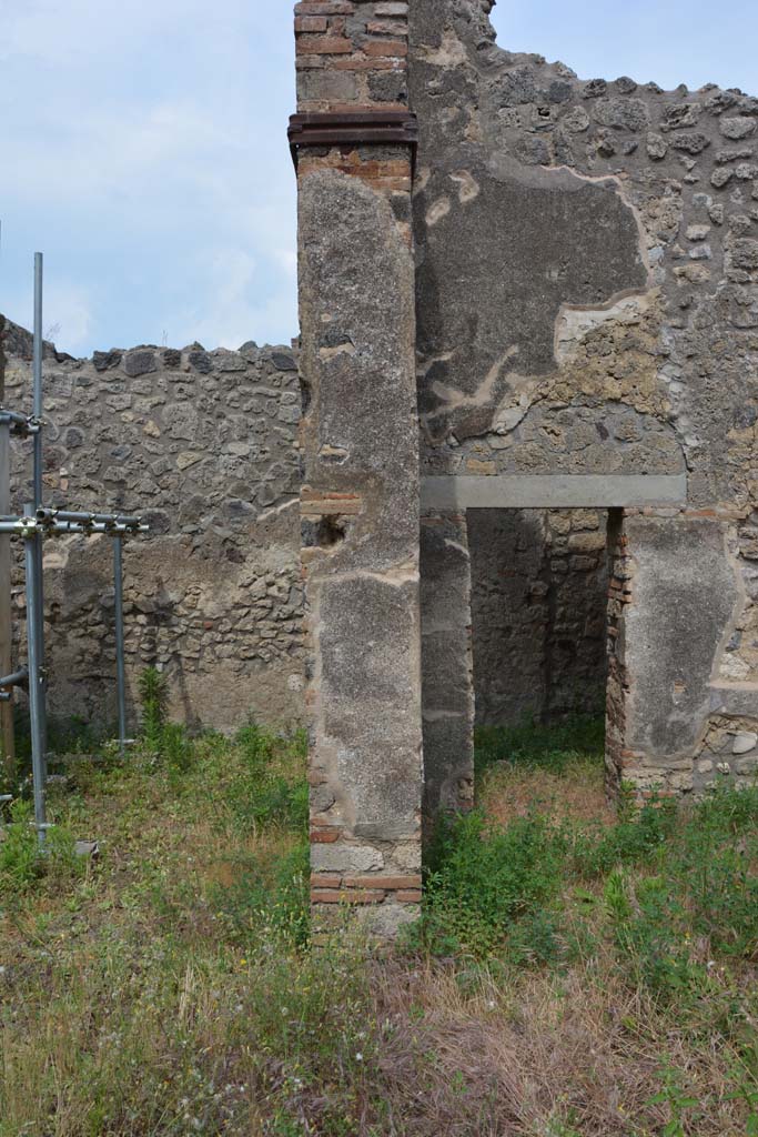 IX.5.2 Pompeii. May 2017. 
Room �v�, looking east towards doorway pilaster at north end, with doorway into small corridor on south-east side of peristyle �p�.
Foto Christian Beck, ERC Grant 681269 D�COR.
