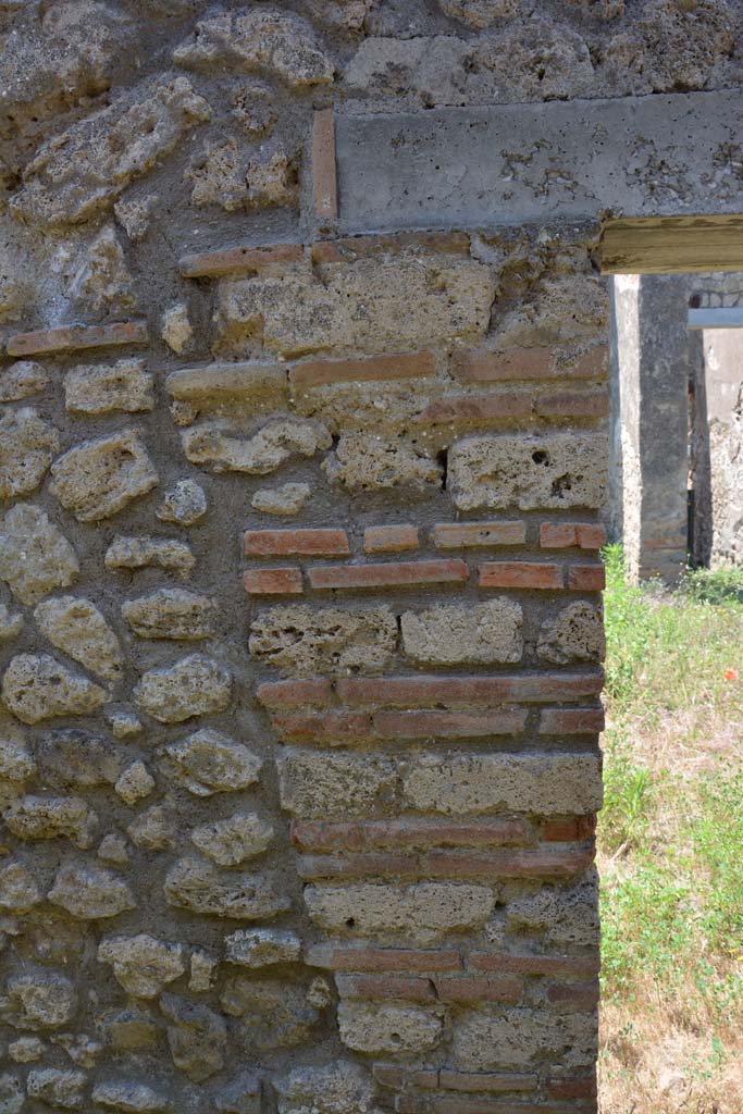 IX.5.2 Pompeii. May 2017. 
Looking west through south end of small doorway into room �v�, from small corridor leading to rooms �x� and �y�.
Foto Christian Beck, ERC Grant 681269 D�COR.
