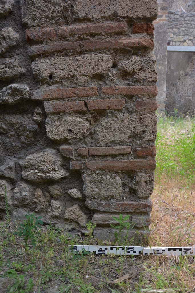 IX.5.2 Pompeii. May 2017. 
Looking west through south end of small doorway into room �v�, detail from lower pilaster. 
Foto Christian Beck, ERC Grant 681269 D�COR.
