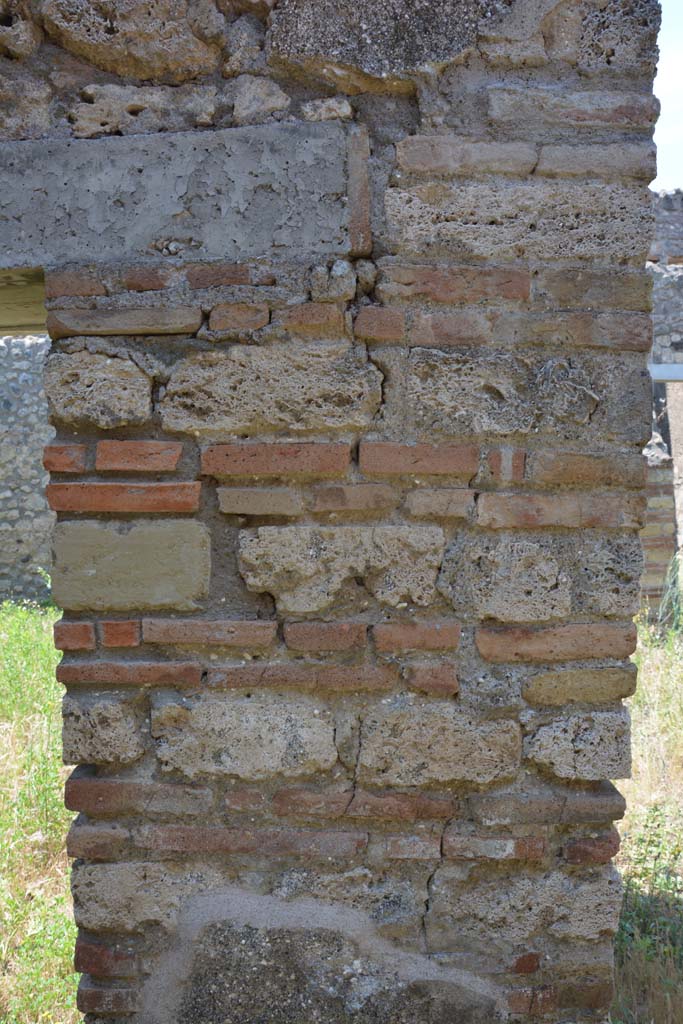 IX.5.2 Pompeii. May 2017. 
Looking west through north end of small doorway into room �v� (on left), with peristyle �p�, (on right). 
Foto Christian Beck, ERC Grant 681269 D�COR.
