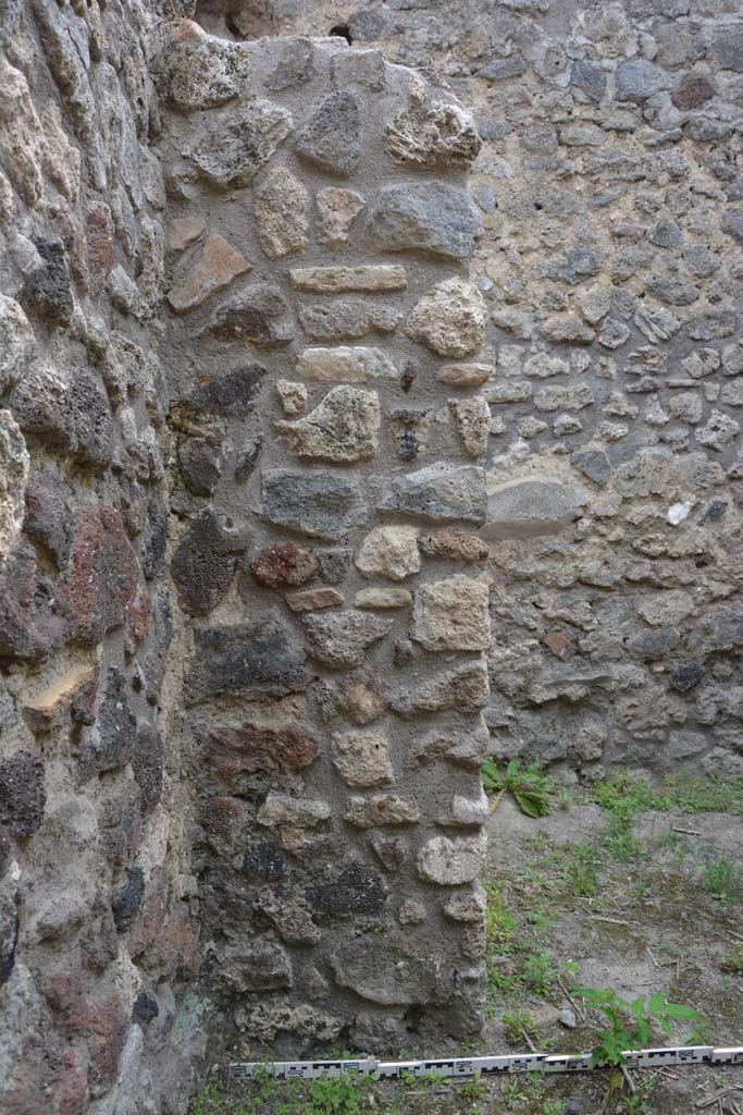 IX.5.2 Pompeii. May 2017. 
Room �x�, looking west towards south side of doorway in south-west corner. 
Foto Christian Beck, ERC Grant 681269 D�COR.
