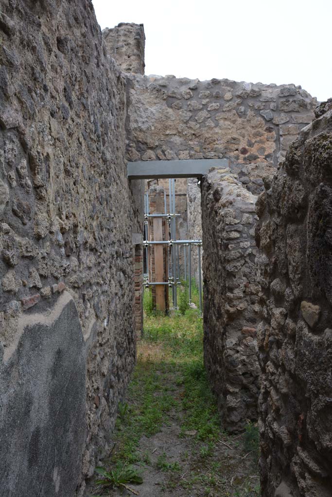 IX.5.2 Pompeii. May 2017. 
Looking north in small corridor towards peristyle �p�, with doorway from room �x�, on right.
Foto Christian Beck, ERC Grant 681269 D�COR.

