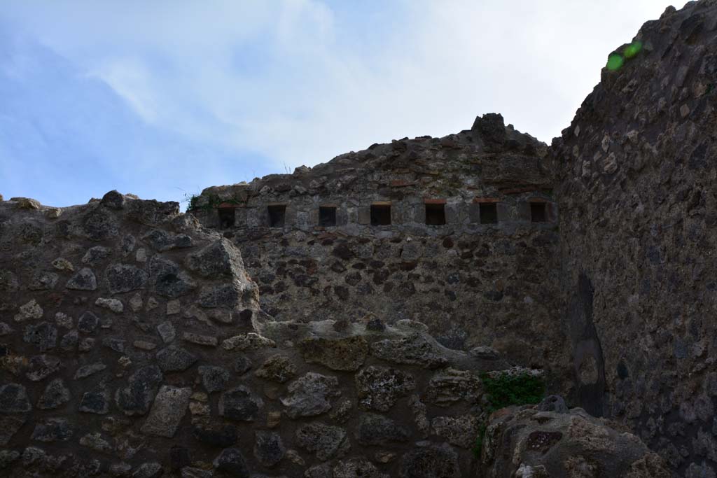 IX.5.2 Pompeii. March 2017. Room �y�, detail of upper south wall, taken from room �x�.
Foto Christian Beck, ERC Grant 681269 D�COR.

