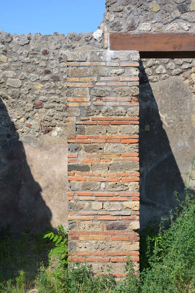 IX.5.2 Pompeii. May 2017. 
Atrium �b�, looking east towards pilaster between room �d�, on left, and room �e�.
Foto Christian Beck, ERC Grant 681269 D�COR.

