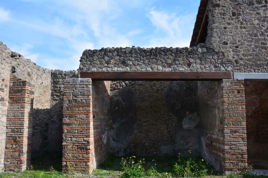 IX.5.2 Pompeii. March 2017. Room �e�, (in centre) on east side of atrium �b�.
Foto Christian Beck, ERC Grant 681269 D�COR.

