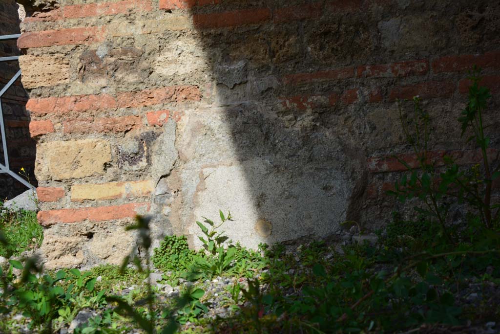 IX.5.2 Pompeii. March 2017. Room �e�, lower north wall at west end with remaining plaster from zoccolo.
Foto Christian Beck, ERC Grant 681269 D�COR.

