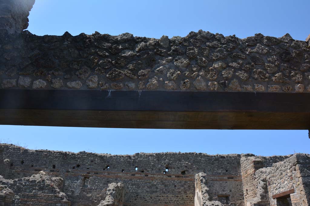 IX.5.2 Pompeii. May 2017. Room �e�, upper west wall above doorway to atrium �b�. 
Foto Christian Beck, ERC Grant 681269 D�COR.
