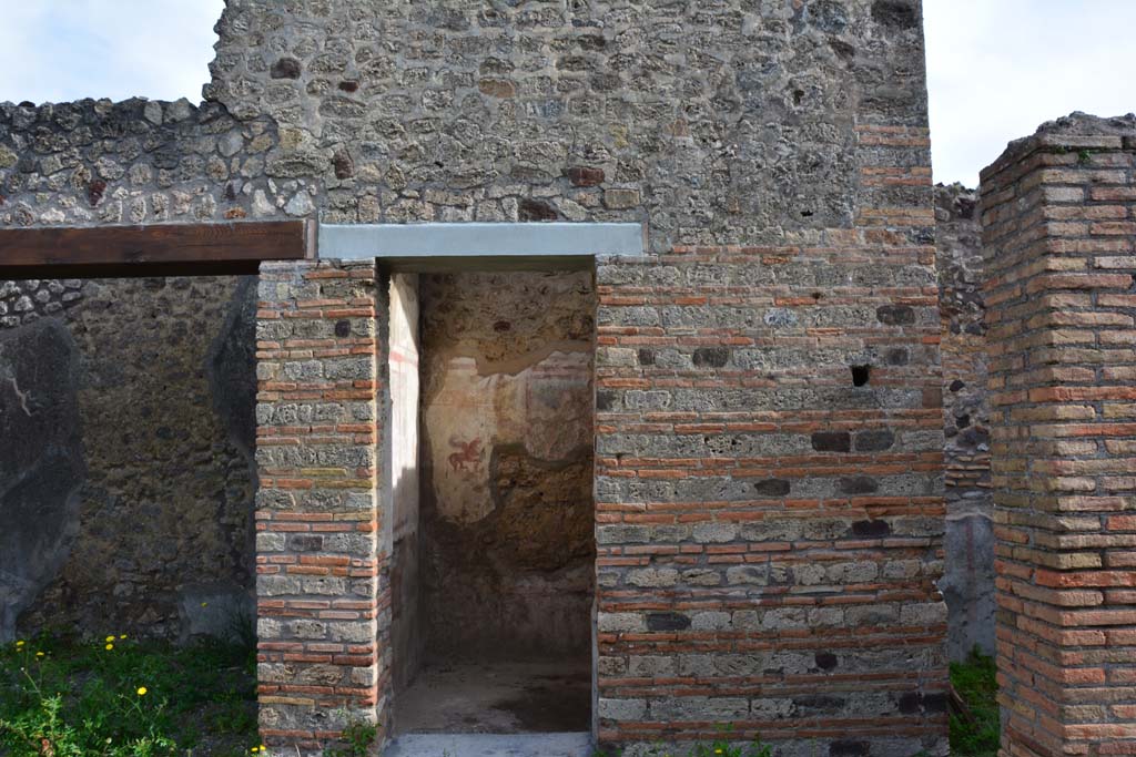 IX.5.2 Pompeii. March 2017. Atrium �b�, east side of atrium, doorway to room �e�, on left, and into room �c�, in centre.
Foto Christian Beck, ERC Grant 681269 D�COR.
