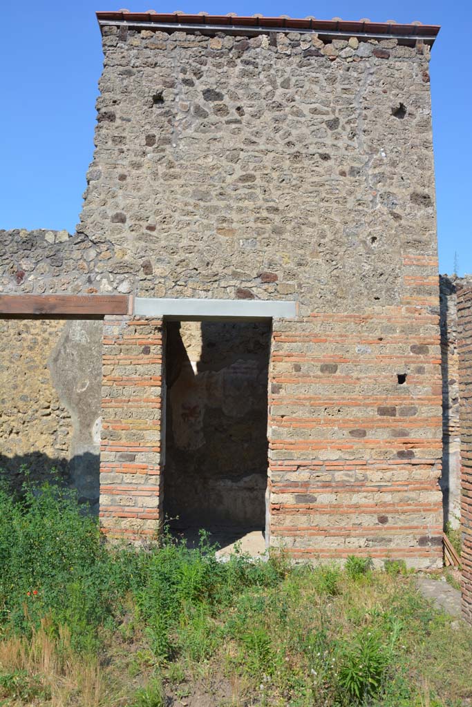 IX.5.2 Pompeii. May 2017. Room �c�, doorway and upper wall in atrium.
Foto Christian Beck, ERC Grant 681269 D�COR.
