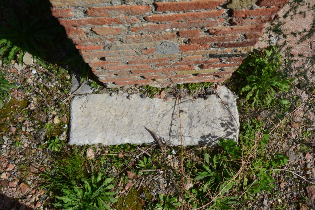 IX.5.2 Pompeii. March 2017. Room �k�, doorway threshold, separating from room �L�, on right. 
Foto Christian Beck, ERC Grant 681269 D�COR.
