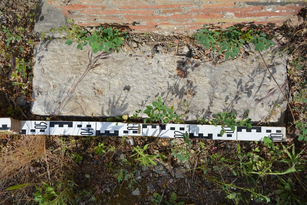 IX.5.2 Pompeii. May 2017. Room �k�, east side, detail of doorway threshold, separating from room �L�, on right. 
Foto Christian Beck, ERC Grant 681269 D�COR.
