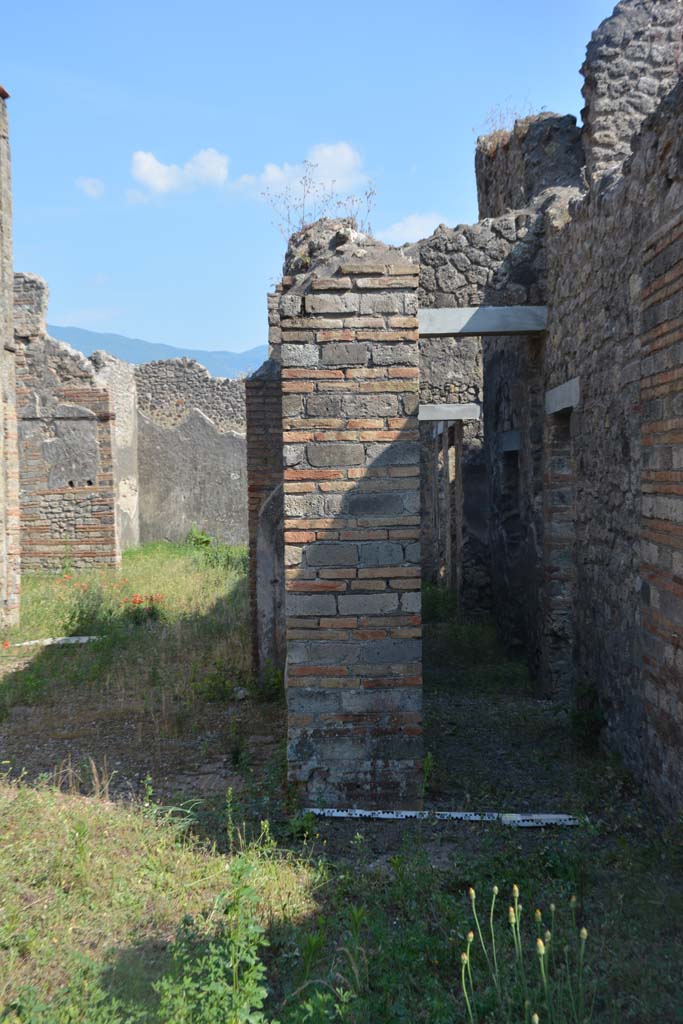 IX.5.2 Pompeii. May 2017. 
Room �k�, detail of pilaster on west side of tablinum in atrium, with corridor �m�, on right. 
Foto Christian Beck, ERC Grant 681269 D�COR.

