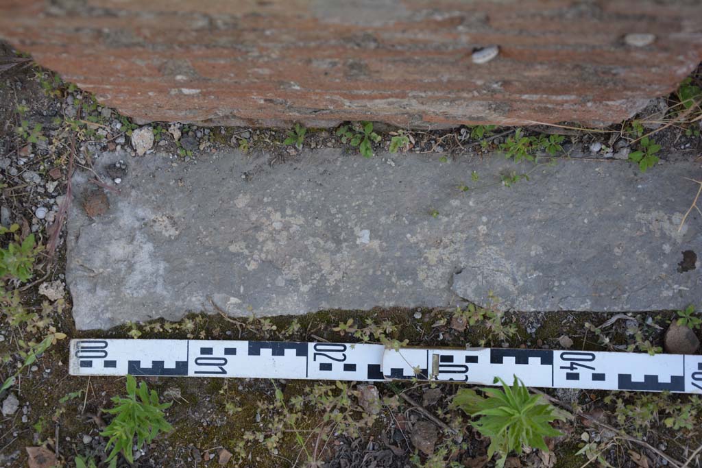 IX.5.2 Pompeii. May 2017. Room �k�, detail of doorway threshold separating west wall from room �L�, on left.
Foto Christian Beck, ERC Grant 681269 D�COR.

