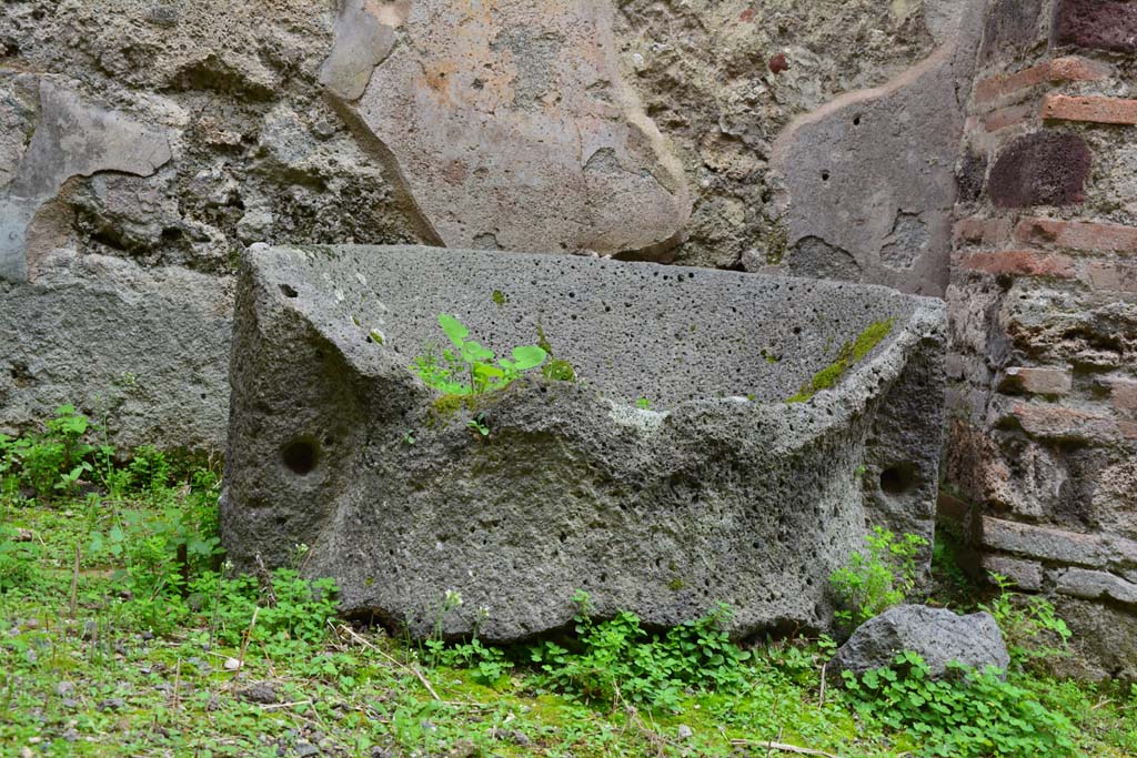 IX.5.4 Pompeii. March 2017. Room c, fragment of mill in north-west corner.
Foto Christian Beck, ERC Grant 681269 D�COR.
