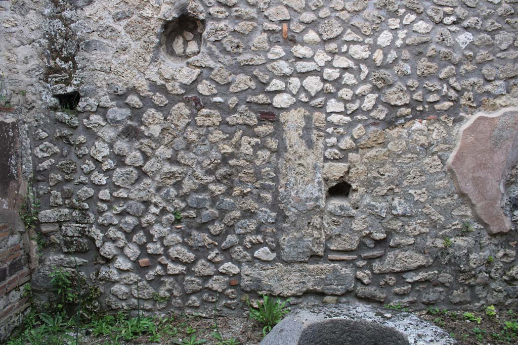 IX.5.4 Pompeii. March 2019. Room d, east wall at north end.
Foto Christian Beck, ERC Grant 681269 D�COR.
