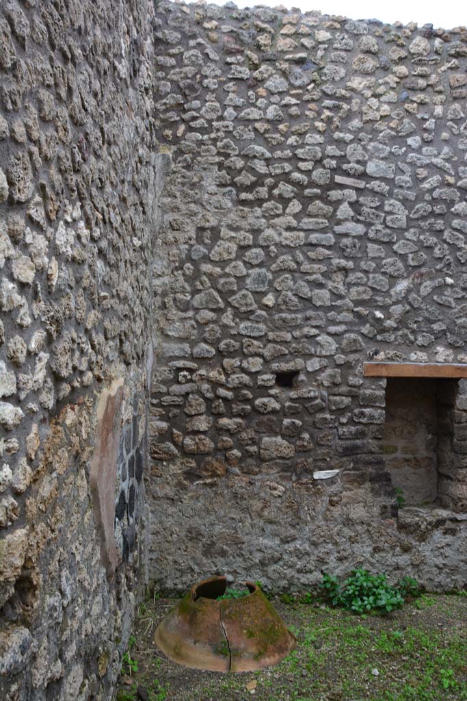 IX.5.4 Pompeii. March 2017. Room d, south wall in south-east corner.
Foto Christian Beck, ERC Grant 681269 D�COR.
