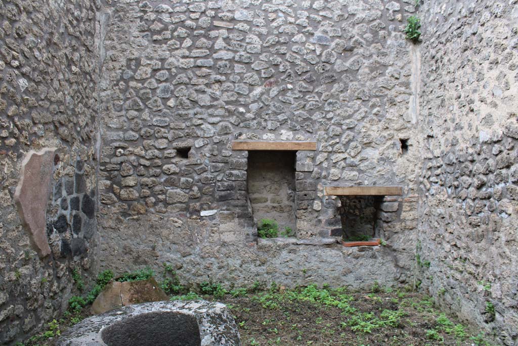 IX.5.4 Pompeii. March 2019. Room d, looking towards south wall.
Foto Christian Beck, ERC Grant 681269 D�COR.

