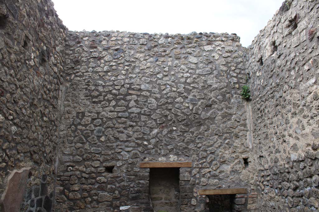 IX.5.4 Pompeii. March 2019. Room d, upper south wall.
Foto Christian Beck, ERC Grant 681269 D�COR.
