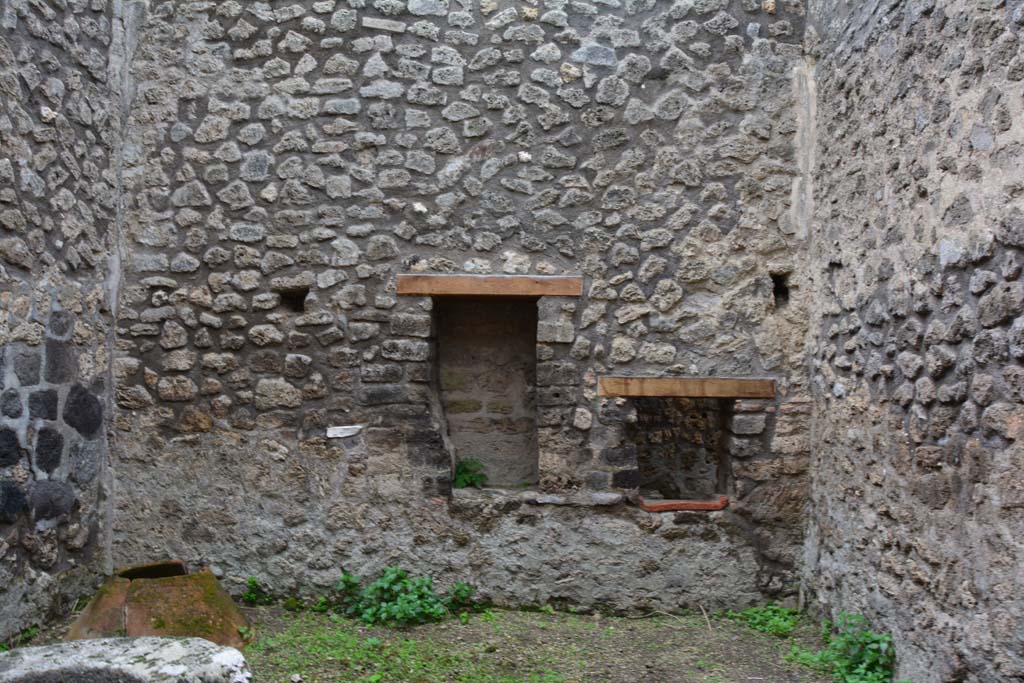 IX.5.4 Pompeii. March 2017. Room d, looking towards south wall.
Foto Christian Beck, ERC Grant 681269 D�COR.

