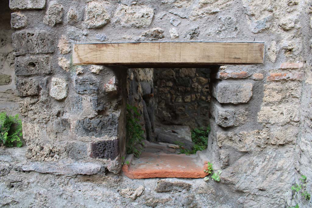 IX.5.4 Pompeii. March 2019. Room d, recess linking to the oven in room f, the top made from a tile.
Foto Christian Beck, ERC Grant 681269 D�COR.
