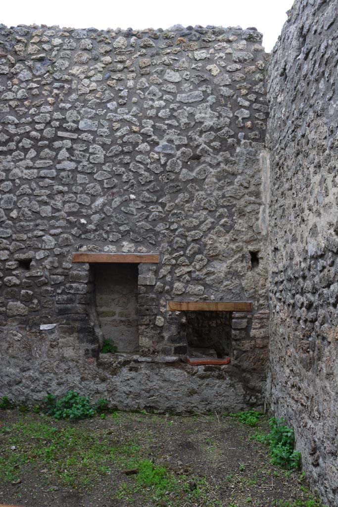 IX.5.4 Pompeii. March 2017. Room d, upper south wall in south-west corner.
Foto Christian Beck, ERC Grant 681269 D�COR.
