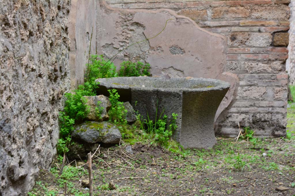 IX.5.4 Pompeii. March 2017. Room c, fragment of mill in north-west corner.
Foto Christian Beck, ERC Grant 681269 D�COR.
