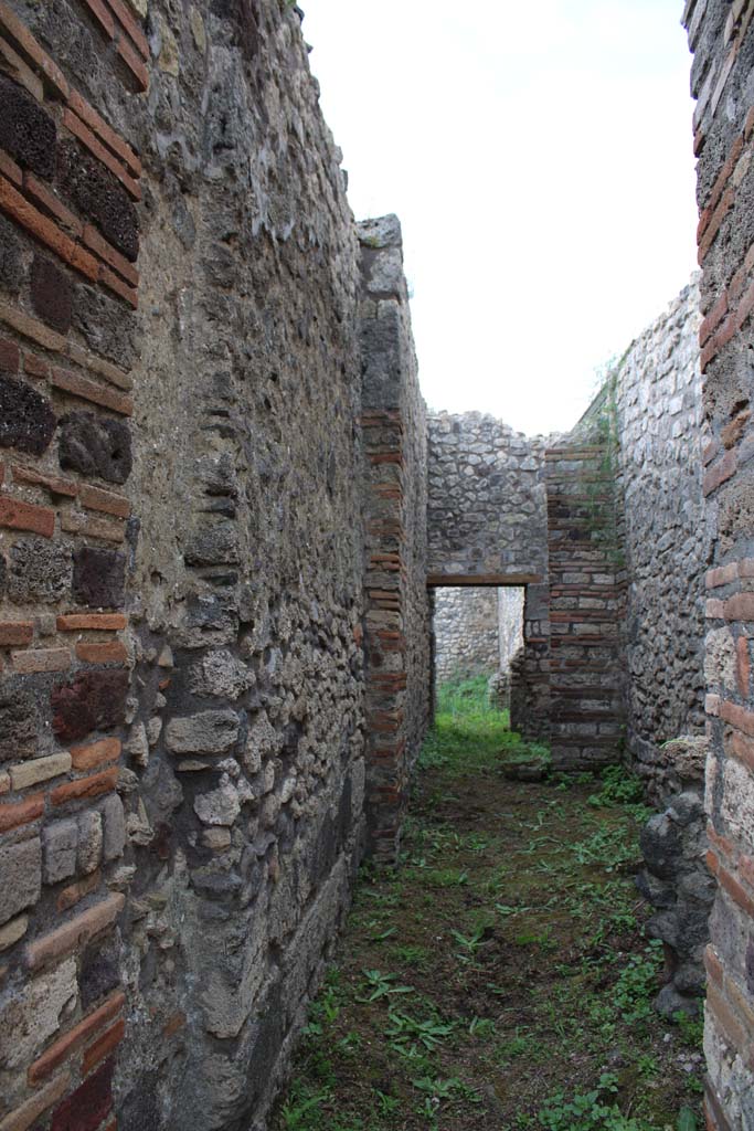 IX.5.4 Pompeii. March 2019. Room e, looking south through doorway from room b.
Foto Christian Beck, ERC Grant 681269 D�COR.
