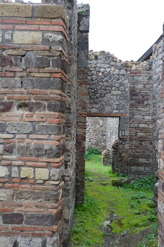 IX.5.4 Pompeii. March 2017. 
Room e, looking south from east side of doorway, along east wall towards doorway to rear room.
Foto Christian Beck, ERC Grant 681269 D�COR.
