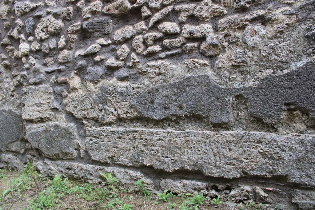 IX.5.4 Pompeii. March 2019. Room e, detail from north end of east wall.
Foto Christian Beck, ERC Grant 681269 D�COR.

