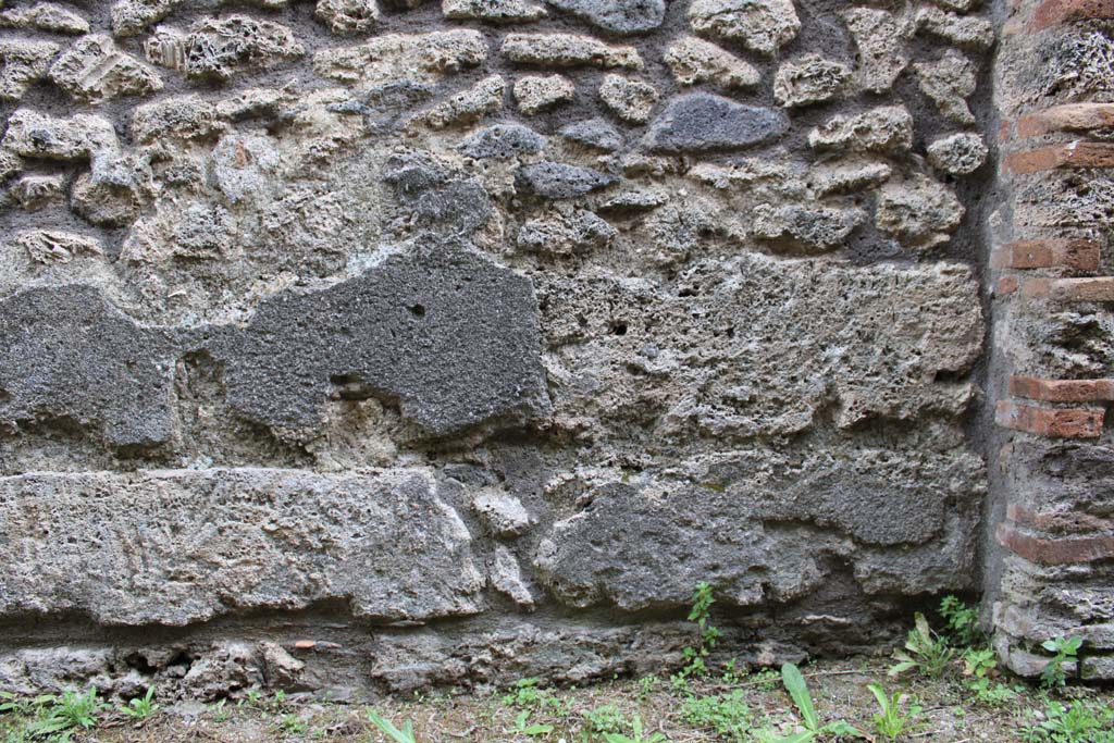 IX.5.4 Pompeii. March 2019. Room e, east wall at south end near pilaster.
Foto Christian Beck, ERC Grant 681269 D�COR.
