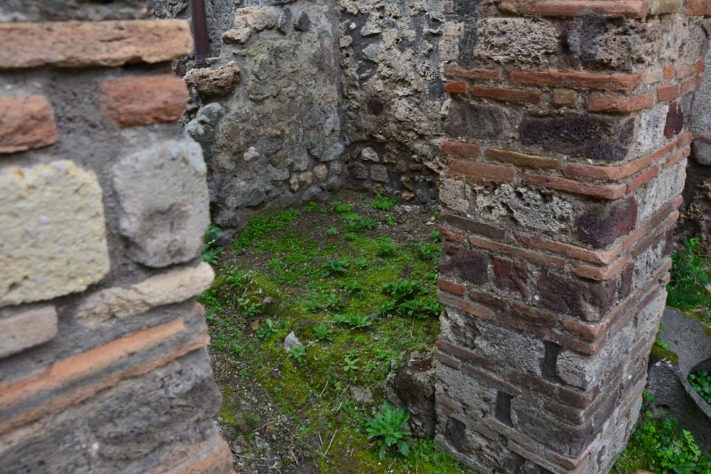 IX.5.4 Pompeii. March 2017. Room e, looking through doorway towards remains of structure in north-west corner.
Foto Christian Beck, ERC Grant 681269 D�COR.

