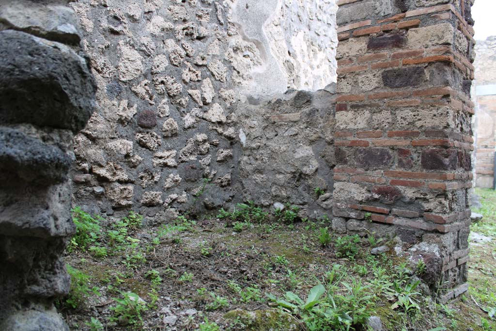 IX.5.4 Pompeii. March 2019. Room e, looking north towards structure in north-west corner.
Foto Christian Beck, ERC Grant 681269 D�COR.
