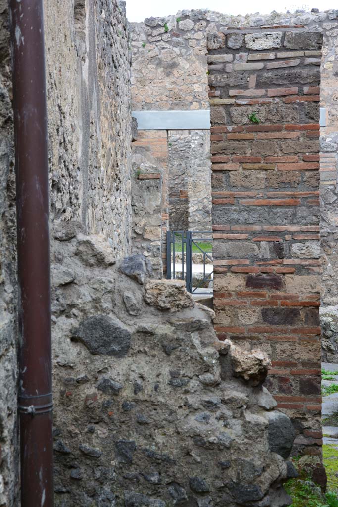 IX.5.4 Pompeii. March 2017. Room e, looking north towards wall of structure in north-west corner.
Foto Christian Beck, ERC Grant 681269 D�COR.

