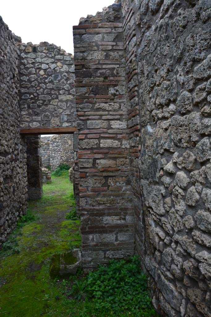 IX.5.4 Pompeii. March 2017. 
Room e, looking south along west wall, and through doorway into room f.
Foto Christian Beck, ERC Grant 681269 D�COR.

