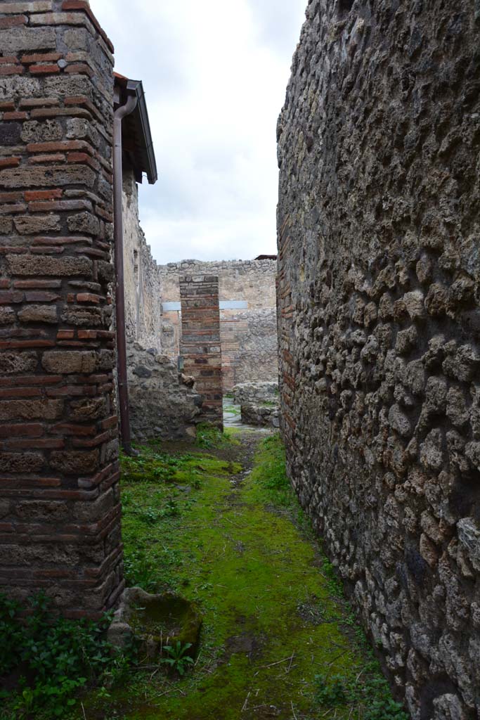 IX.5.4 Pompeii. March 2017. Room e, looking north from pilaster.
Foto Christian Beck, ERC Grant 681269 D�COR.
