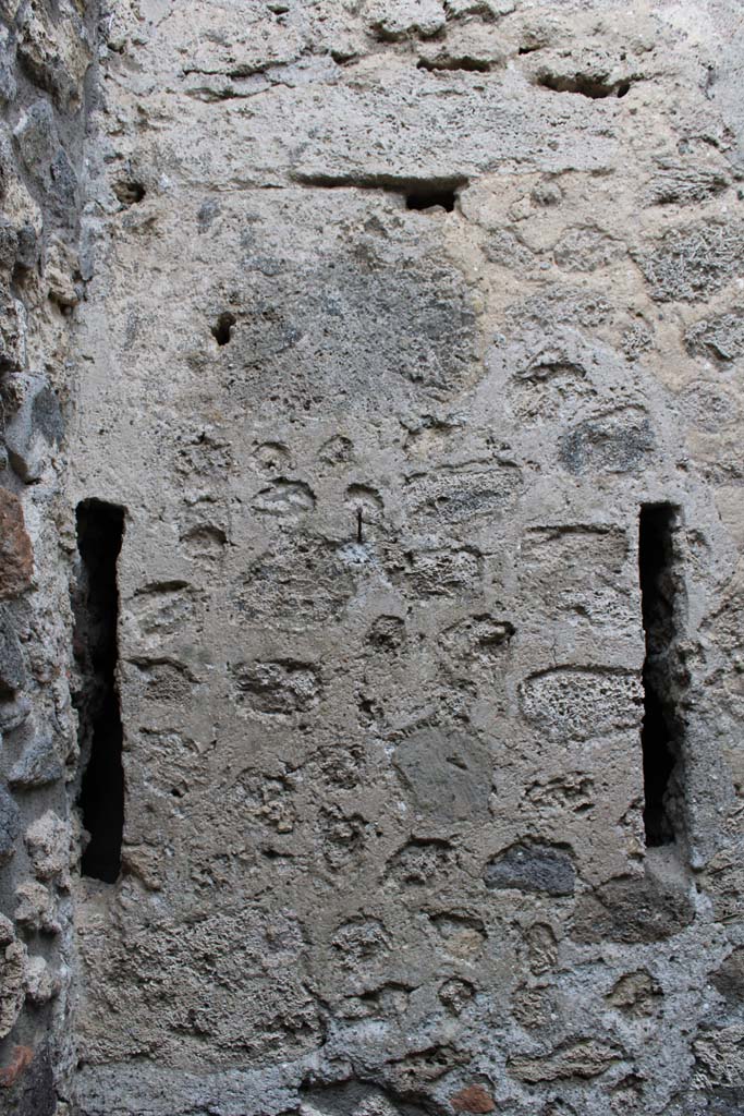 IX.5.4 Pompeii. March 2019. Room e, detail in west wall in south-west corner.
Foto Christian Beck, ERC Grant 681269 D�COR.
