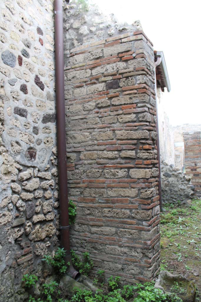 IX.5.4 Pompeii. March 2019. Room e, looking north to south side of pilaster dividing room e.
Foto Christian Beck, ERC Grant 681269 D�COR.
