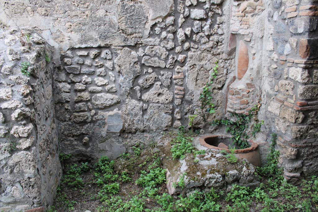 IX.5.4 Pompeii. March 2019. Room f, looking towards west wall.
Foto Christian Beck, ERC Grant 681269 D�COR.
