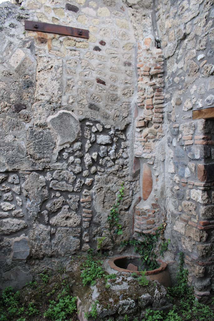 IX.5.4 Pompeii. March 2019. Room f, north-west corner.
Foto Christian Beck, ERC Grant 681269 D�COR.
